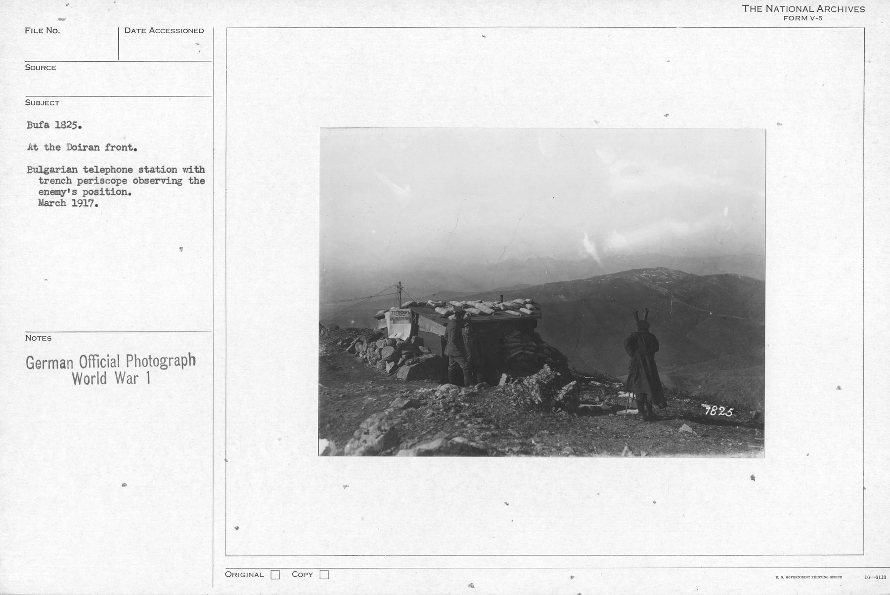 Estación telefónica búlgara con periscopio de trinchera en el frente de Doiran en 1917