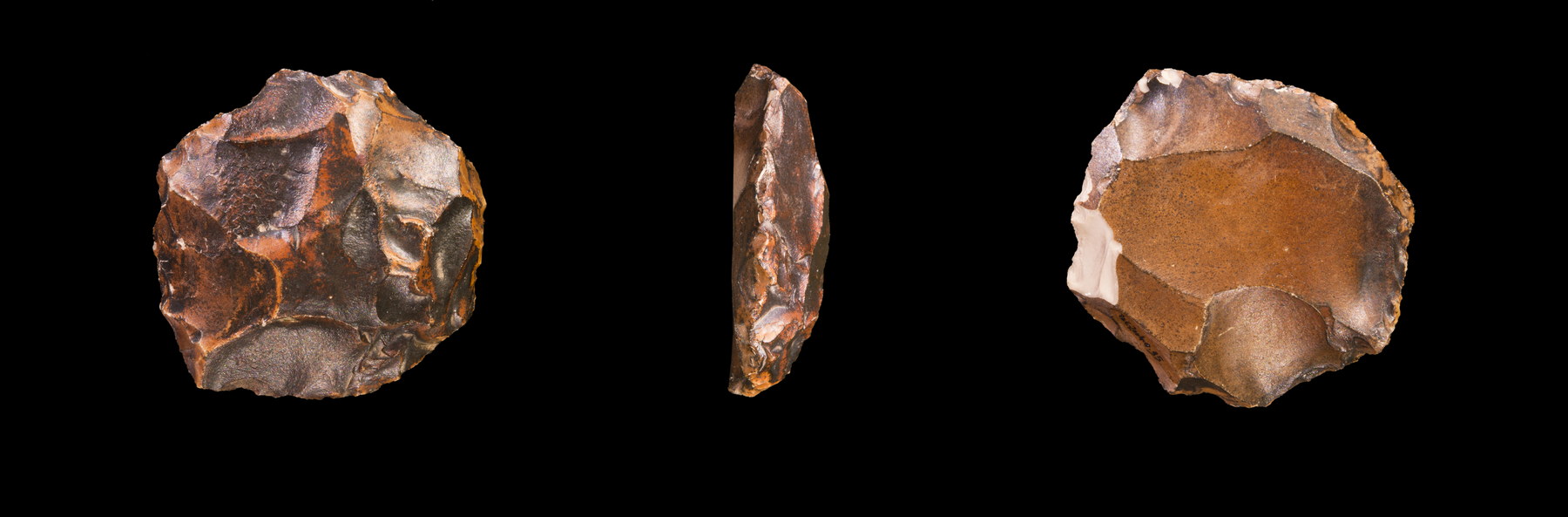 Núcleo lítico prehistórico observado desde varios ángulos