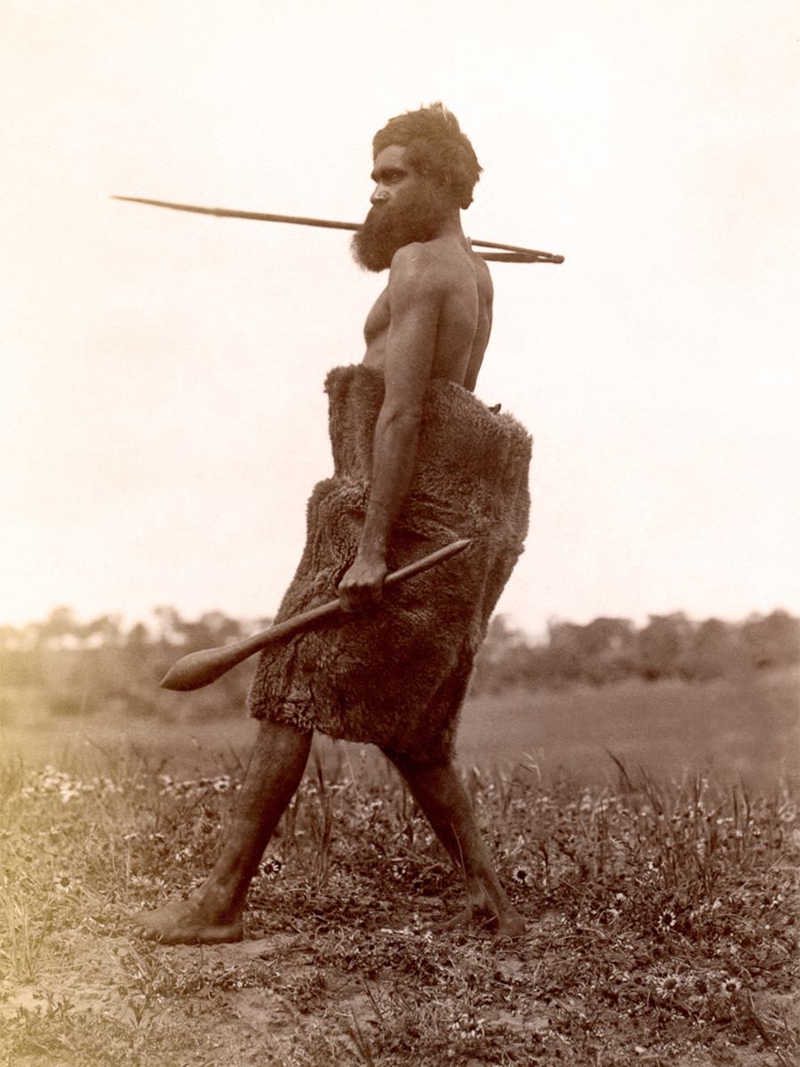 Hombre aborigen australiano con lanza, woomera y bastón en Australia del Sur hacia 1876