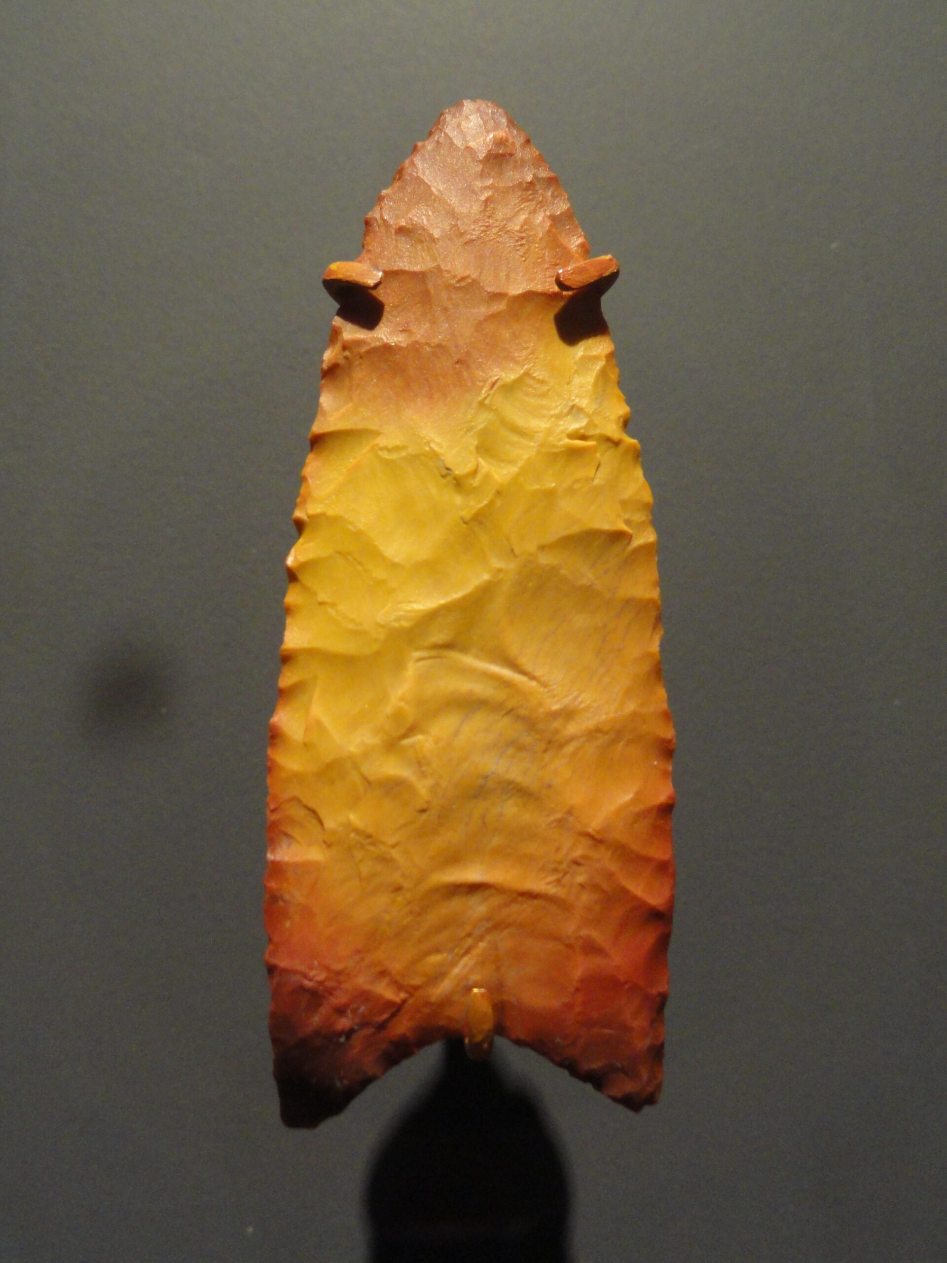 Punta Clovis de sílex procedente de Utah, ejemplo de punta de proyectil paleoindia