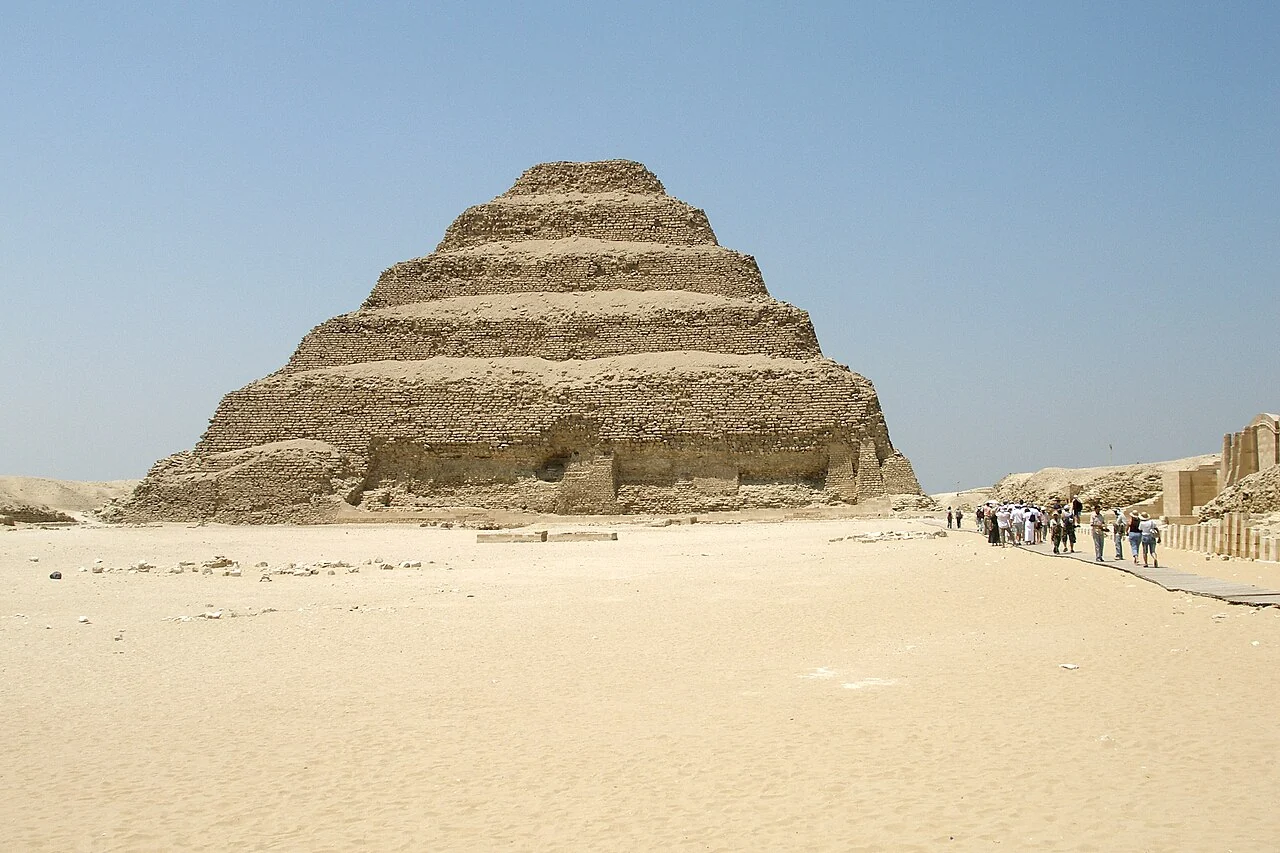 Pirámide escalonada de varios niveles, con terrazas superpuestas y estructura monumental de piedra.