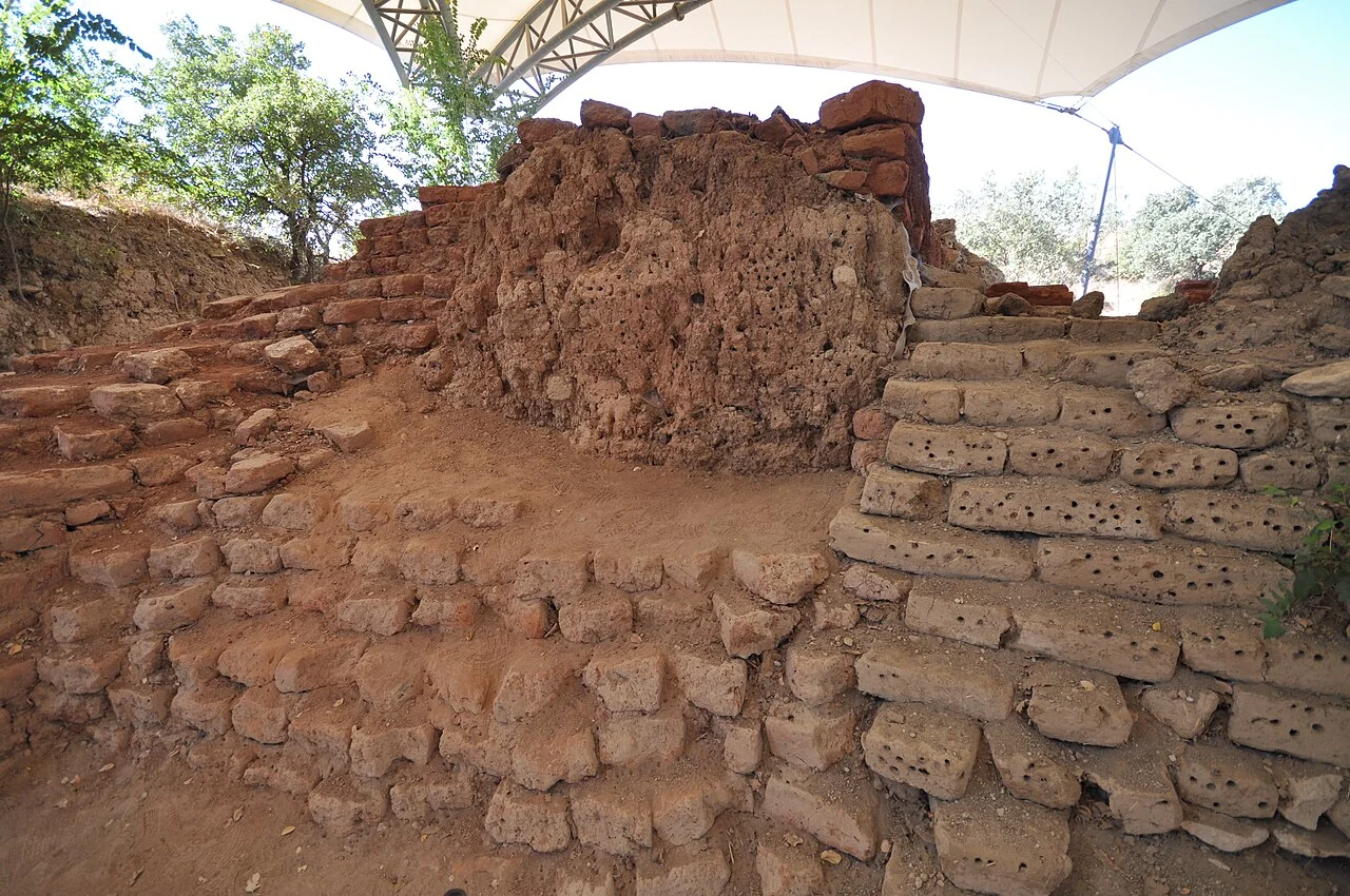 La Ilíada: la obra que refleja la civilización griega de la Edad Antigua 4 Restos arqueológicos y niveles de asentamiento en un sitio asociado tradicionalmente con Troya.
