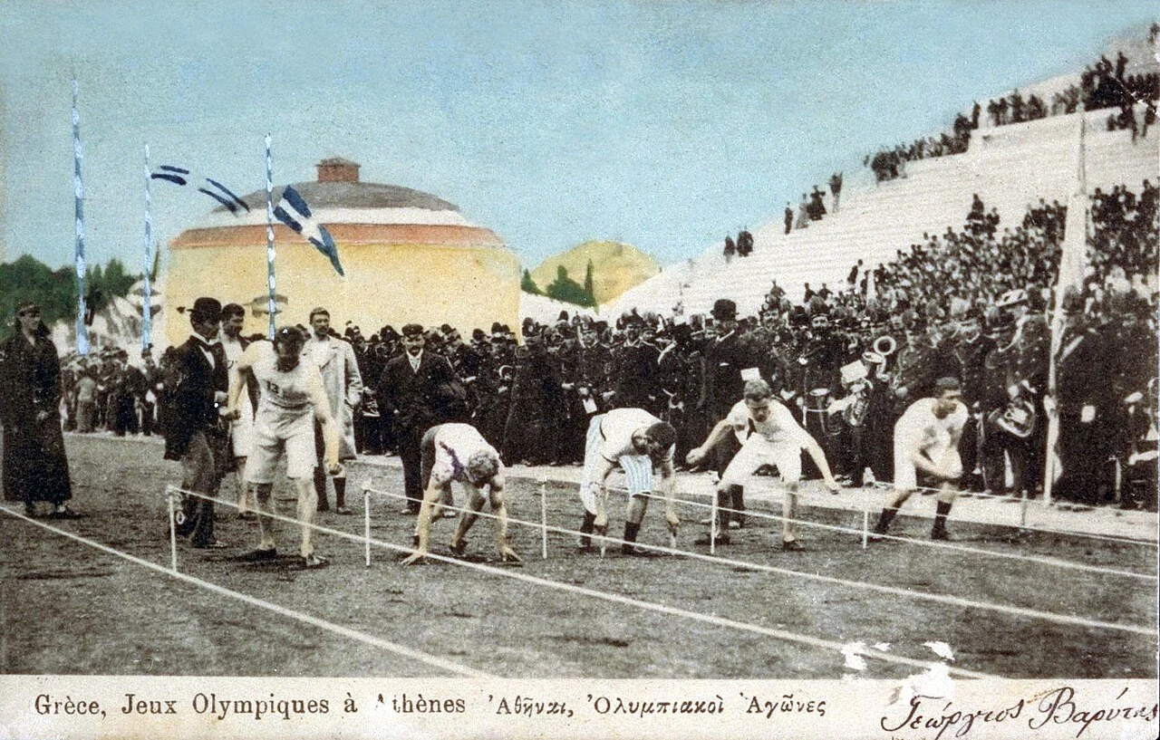 Escena de los Juegos Olímpicos de Atenas de 1896 en un estadio, con atletas y espectadores en un entorno de finales del siglo XIX.