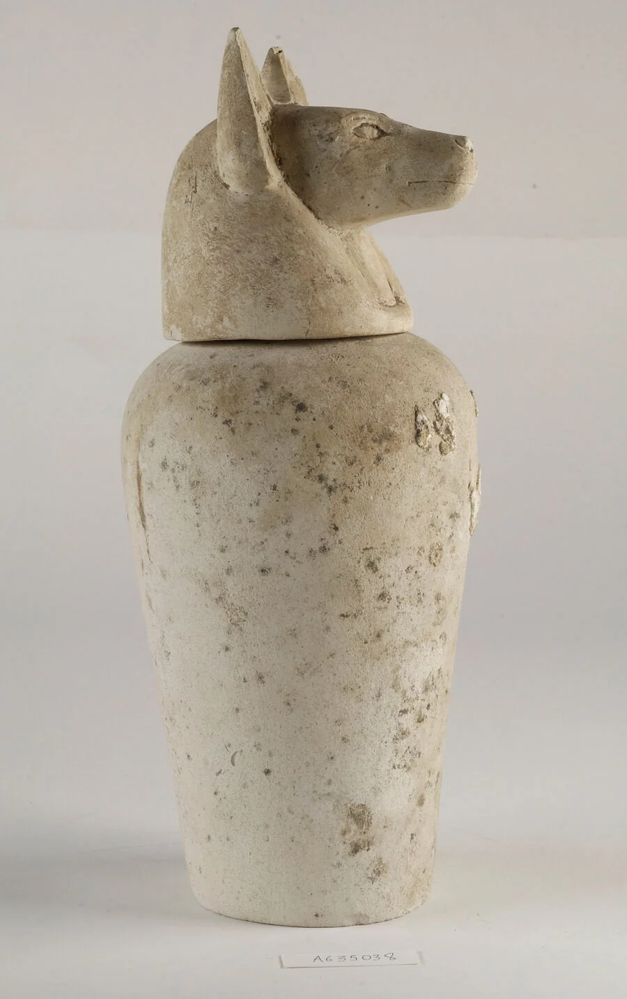 Los Cuatro Hijos de Horus: Guardianes del más allá en el Antiguo Egipto 2 Cuatro figuras guardianas asociadas con recipientes funerarios en una composición de inspiración egipcia.