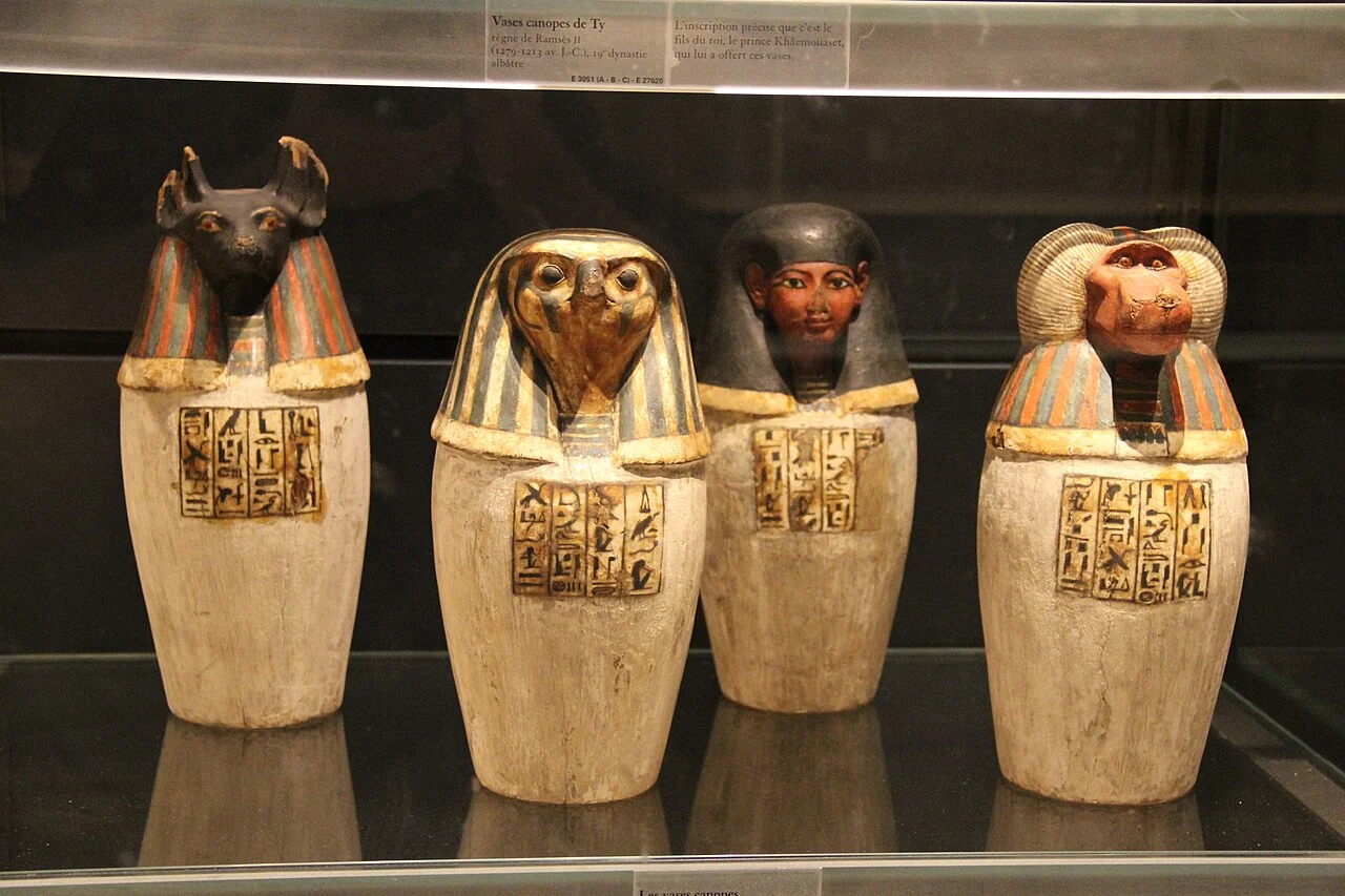 Los Cuatro Hijos de Horus: Guardianes del más allá en el Antiguo Egipto 3 Conjunto de vasos funerarios con tapas de formas humanas y animales.