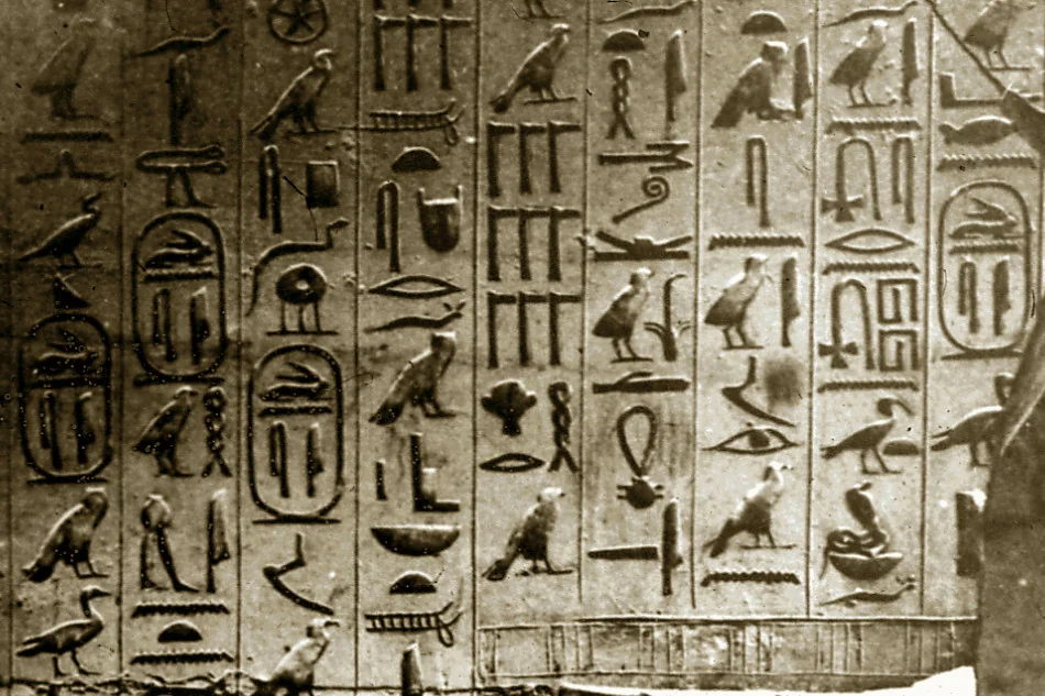 Los Textos de las Pirámides: Una ventana al mundo del antiguo Egipto 3 Cámara funeraria subterránea con paredes cubiertas de jeroglíficos y un corredor de piedra que se adentra en la pirámide.