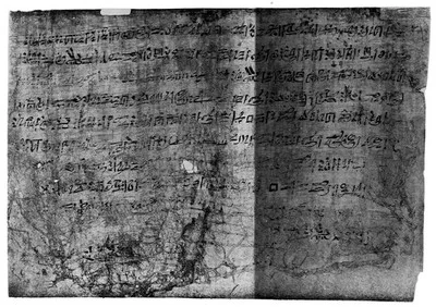La fascinante medicina en el Antiguo Egipto: prácticas, creencias y conocimientos. 5 Hoja de papiro con escritura en columnas, con bordes y superficie visibles.