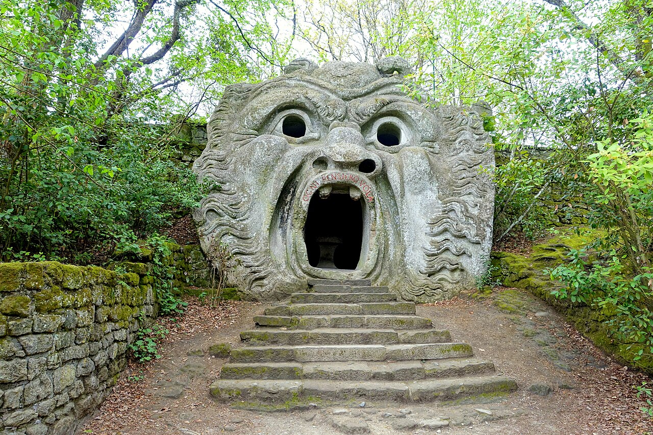 Escultura monumental conocida como la Boca de Orcus en el Sacro Bosco de Bomarzo